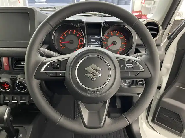 スズキ ジムニー 滋賀県 2025(令7)年 0.1千km ピュアホワイトP 届出済未使用車/LEDヘッドライト/コーナーセンサー/クルーズコントロール/シートヒーター/衝突被害軽減システム/純正16インチアルミホイール/スマートキー/スペアキー/レーンキープアシスト/オートハイビーム/純正フロアマット/ダウンヒルアシスト