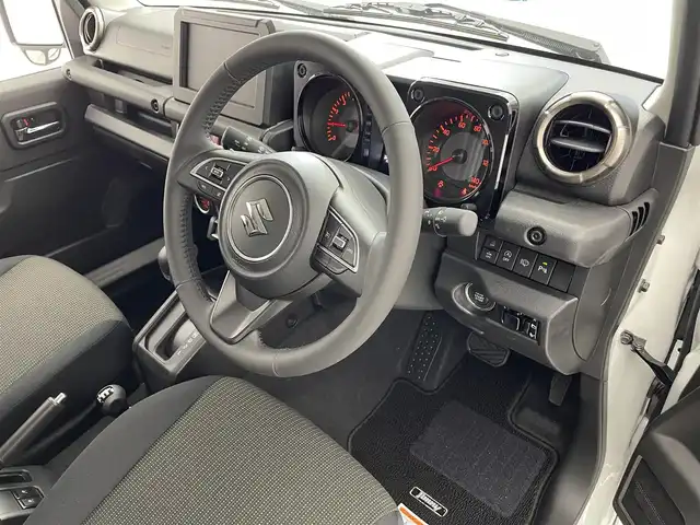 スズキ ジムニー 滋賀県 2025(令7)年 0.1千km ピュアホワイトP 届出済未使用車/LEDヘッドライト/コーナーセンサー/クルーズコントロール/シートヒーター/衝突被害軽減システム/純正16インチアルミホイール/スマートキー/スペアキー/レーンキープアシスト/オートハイビーム/純正フロアマット/ダウンヒルアシスト