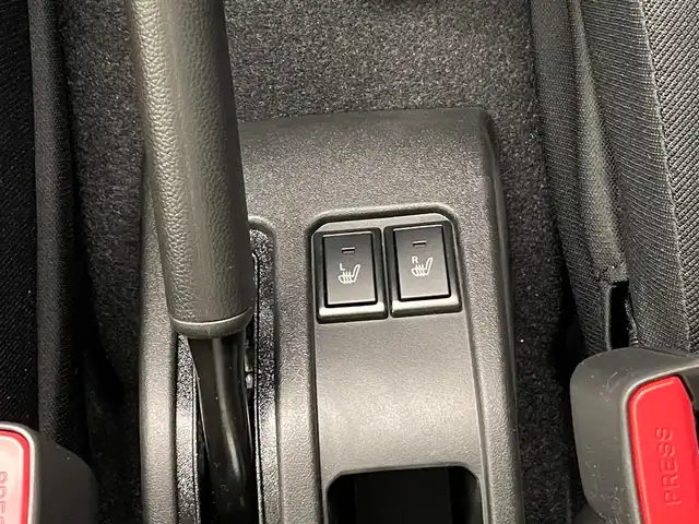 スズキ ジムニー 滋賀県 2025(令7)年 0.1千km ピュアホワイトP 届出済未使用車/LEDヘッドライト/コーナーセンサー/クルーズコントロール/シートヒーター/衝突被害軽減システム/純正16インチアルミホイール/スマートキー/スペアキー/レーンキープアシスト/オートハイビーム/純正フロアマット/ダウンヒルアシスト