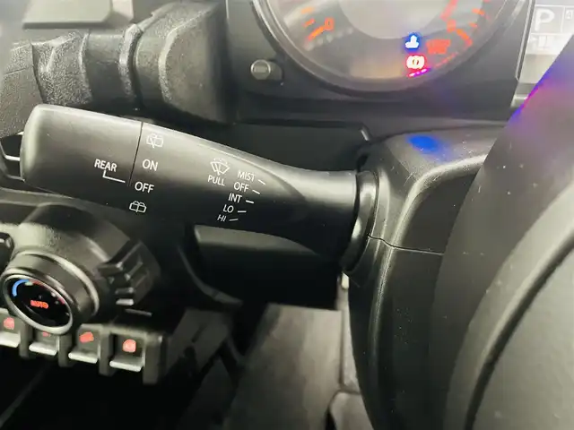 スズキ ジムニー シエラ JC 福島県 2020(令2)年 4.7万km ミディアムグレー スズキセーフティサポート/・デュアルカメラブレーキ/・レーンキープ/・クルーズコントロール/・誤発進抑制機能/・車線逸脱警報、抑制機能/・標識認識機能/・ふらつき警報機能/・先行車発進お知らせ機能/・ビルホールドコントロール/純正SDナビ（CN-RE06W）/・フルセグTV/・バックカメラ/・ETC/・BT/・CD/DVD/・USB/・iPod/・AM/FM/・ステアリングスイッチ/前席シートヒーター/前方ドライブレコーダー /LEDヘッドライト/フォグランプ/純正ホイール/純正フロアマット（ゴムマット）/ドアバイザー/プッシュスタート/スマートキー