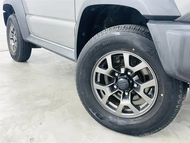 スズキ ジムニー シエラ JC 福島県 2020(令2)年 4.7万km ミディアムグレー スズキセーフティサポート/・デュアルカメラブレーキ/・レーンキープ/・クルーズコントロール/・誤発進抑制機能/・車線逸脱警報、抑制機能/・標識認識機能/・ふらつき警報機能/・先行車発進お知らせ機能/・ビルホールドコントロール/純正SDナビ（CN-RE06W）/・フルセグTV/・バックカメラ/・ETC/・BT/・CD/DVD/・USB/・iPod/・AM/FM/・ステアリングスイッチ/前席シートヒーター/前方ドライブレコーダー /LEDヘッドライト/フォグランプ/純正ホイール/純正フロアマット（ゴムマット）/ドアバイザー/プッシュスタート/スマートキー