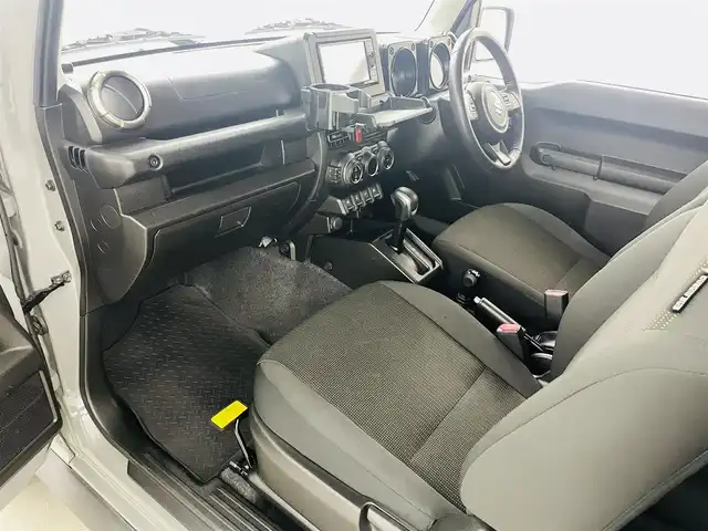 スズキ ジムニー シエラ JC 福島県 2020(令2)年 4.7万km ミディアムグレー スズキセーフティサポート/・デュアルカメラブレーキ/・レーンキープ/・クルーズコントロール/・誤発進抑制機能/・車線逸脱警報、抑制機能/・標識認識機能/・ふらつき警報機能/・先行車発進お知らせ機能/・ビルホールドコントロール/純正SDナビ（CN-RE06W）/・フルセグTV/・バックカメラ/・ETC/・BT/・CD/DVD/・USB/・iPod/・AM/FM/・ステアリングスイッチ/前席シートヒーター/前方ドライブレコーダー /LEDヘッドライト/フォグランプ/純正ホイール/純正フロアマット（ゴムマット）/ドアバイザー/プッシュスタート/スマートキー