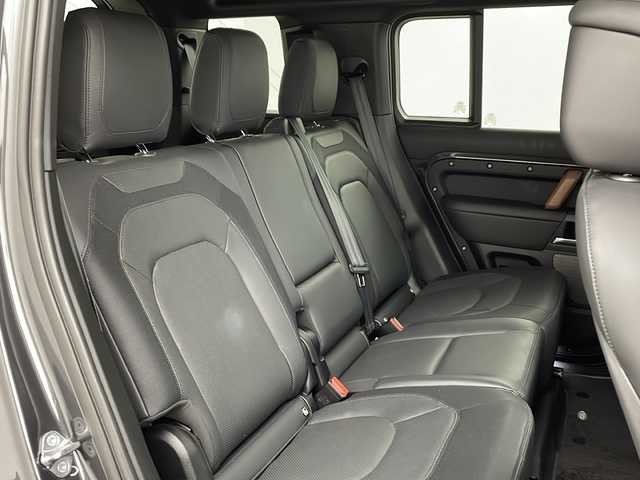 ランドローバー ランドローバー ディフェンダー 110 アーバナイト22 兵庫県 2022(令4)年 2.2万km ガンＭ 純正ナビ　/Ｂｌｕｅｔｏｏｔｈ　/全方位カメラ/ＢＳＭ　/後輪エアサス　/ＥＴＣ/前後ドラレコ/デジタルインナーミラー/ステアリングヒーター/レザーシート/パワーシート/ＬＥＤライト　/コーナーセンサー　/サンルーフ/スマートキー/４WD/MT付きAT/ターボ車両/アダクティブクルコン/3列シート/純正フロアマット/純正AW/センターデフロック/ダウンヒルアシストコントロール/横滑り/レーンアシスト