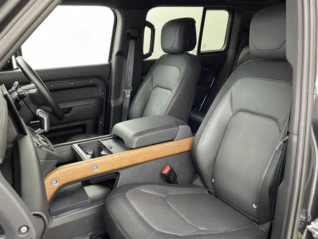 ランドローバー ランドローバー ディフェンダー 110 アーバナイト22 兵庫県 2022(令4)年 2.2万km ガンＭ 純正ナビ　/Ｂｌｕｅｔｏｏｔｈ　/全方位カメラ/ＢＳＭ　/後輪エアサス　/ＥＴＣ/前後ドラレコ/デジタルインナーミラー/ステアリングヒーター/レザーシート/パワーシート/ＬＥＤライト　/コーナーセンサー　/サンルーフ/スマートキー/４WD/MT付きAT/ターボ車両/アダクティブクルコン/3列シート/純正フロアマット/純正AW/センターデフロック/ダウンヒルアシストコントロール/横滑り/レーンアシスト