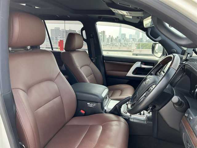 トヨタ ランドクルーザー ZX 東京都 2019(令1)年 2.9万km ホワイトパールクリスタルシャイン ワンオーナー/純正ナビ/TV・AM・FM・DISC・SDREC・SD/USB1・USB2・BT・VTR・AUX/Toyota Safety Sense/マルチテレインセレクト/ステアリングヒータースイッチ/シートヒーター/パワーシート/シートベンチレーター/車高切り替えスイッチ/ドライブモードセレクトスイッチ/ムーンルーフスイッチ/パワーバックドア/3列シート/ドライブレコーダー/ETC/テレビキャンセラー/茶革シート/純正18インチアルミホイール(積み込み）/ブレーキロック/社外18インチアルミホイール夏タイヤ装着　/保証書・取説・スペアキー１本