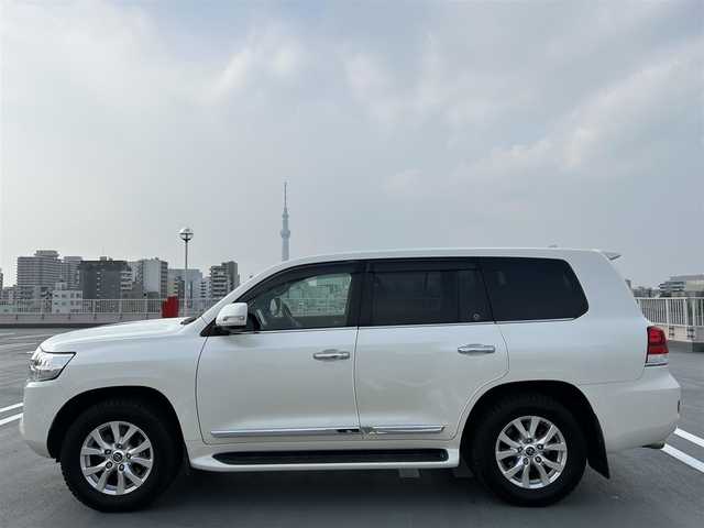トヨタ ランドクルーザー ZX 東京都 2019(令1)年 2.9万km ホワイトパールクリスタルシャイン ワンオーナー/純正ナビ/TV・AM・FM・DISC・SDREC・SD/USB1・USB2・BT・VTR・AUX/Toyota Safety Sense/マルチテレインセレクト/ステアリングヒータースイッチ/シートヒーター/パワーシート/シートベンチレーター/車高切り替えスイッチ/ドライブモードセレクトスイッチ/ムーンルーフスイッチ/パワーバックドア/3列シート/ドライブレコーダー/ETC/テレビキャンセラー/茶革シート/純正18インチアルミホイール(積み込み）/ブレーキロック/社外18インチアルミホイール夏タイヤ装着　/保証書・取説・スペアキー１本