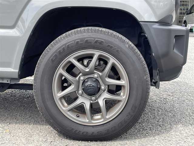 スズキ ジムニー XC 宮城県 2022(令4)年 1.4万km ミディアムグレー /社外メモリナビ//CD/DVD/SD/BT/HDMI/フルセグテレビ//バックカメラ//クルーズコントロール//ETC//社外ドライブレコーダー前後//シートヒーター前席//衝突被害軽減ブレーキ//レーンキープアシスト//ルーフキャリア//背面タイヤカバー（純正背面タイヤ有り）//社外16インチアルミスタッドレスタイヤ積込//スマートキーx2