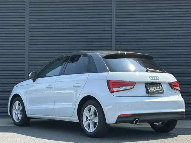 アウディ Ａ１ SB 1．0TFSI 茨城県 2017(平29)年 1.3万km グレイシアホワイトメタリック 後期型　/コンビニエンスＰＫＧ　/コントラストルーフ　/シートヒーター　/アドバンストキー　/純正ナビ　/ＴＶ　/ＢＴ　/ＤＶＤ　/ＣＤ　/バックカメラ　/パーキングエイド　/キセノンヘッドライト　/オートライト　/ＥＴＣ/純正15インチAW/禁煙車