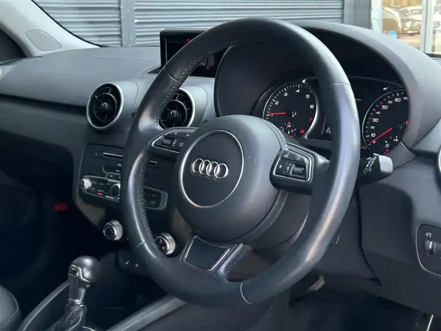アウディ Ａ１ SB 1．0TFSI 茨城県 2017(平29)年 1.3万km グレイシアホワイトメタリック 後期型　/コンビニエンスＰＫＧ　/コントラストルーフ　/シートヒーター　/アドバンストキー　/純正ナビ　/ＴＶ　/ＢＴ　/ＤＶＤ　/ＣＤ　/バックカメラ　/パーキングエイド　/キセノンヘッドライト　/オートライト　/ＥＴＣ/純正15インチAW/禁煙車