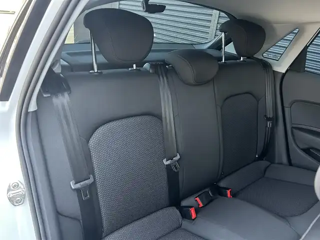 アウディ Ａ１ SB 1．0TFSI 茨城県 2017(平29)年 1.3万km グレイシアホワイトメタリック 後期型　/コンビニエンスＰＫＧ　/コントラストルーフ　/シートヒーター　/アドバンストキー　/純正ナビ　/ＴＶ　/ＢＴ　/ＤＶＤ　/ＣＤ　/バックカメラ　/パーキングエイド　/キセノンヘッドライト　/オートライト　/ＥＴＣ/純正15インチAW/禁煙車