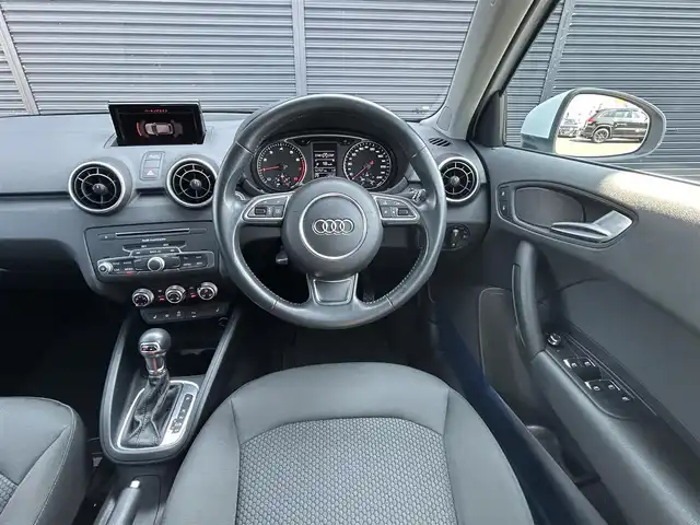 アウディ Ａ１ SB 1．0TFSI 茨城県 2017(平29)年 1.3万km グレイシアホワイトメタリック 後期型　/コンビニエンスＰＫＧ　/コントラストルーフ　/シートヒーター　/アドバンストキー　/純正ナビ　/ＴＶ　/ＢＴ　/ＤＶＤ　/ＣＤ　/バックカメラ　/パーキングエイド　/キセノンヘッドライト　/オートライト　/ＥＴＣ/純正15インチAW/禁煙車