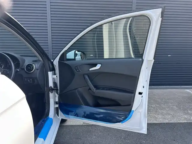 アウディ Ａ１ SB 1．0TFSI 茨城県 2017(平29)年 1.3万km グレイシアホワイトメタリック 後期型　/コンビニエンスＰＫＧ　/コントラストルーフ　/シートヒーター　/アドバンストキー　/純正ナビ　/ＴＶ　/ＢＴ　/ＤＶＤ　/ＣＤ　/バックカメラ　/パーキングエイド　/キセノンヘッドライト　/オートライト　/ＥＴＣ/純正15インチAW/禁煙車