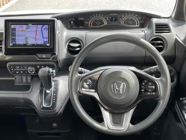 ホンダ Ｎ ＢＯＸ カスタム G L ホンダセンシング 千葉県 2018(平30)年 11.2万km プラチナホワイトパール (株)IDOMが運営する【じしゃロン八千代店】の自社ローン対象車両になります。こちらは現金またはオートローンご利用時の価格です。自社ローンご希望の方は別途その旨お申付け下さい/片側パワースライド/社外ナビ/ワンセグTV/ホンダセンシング/ETC/LEDヘッドライト