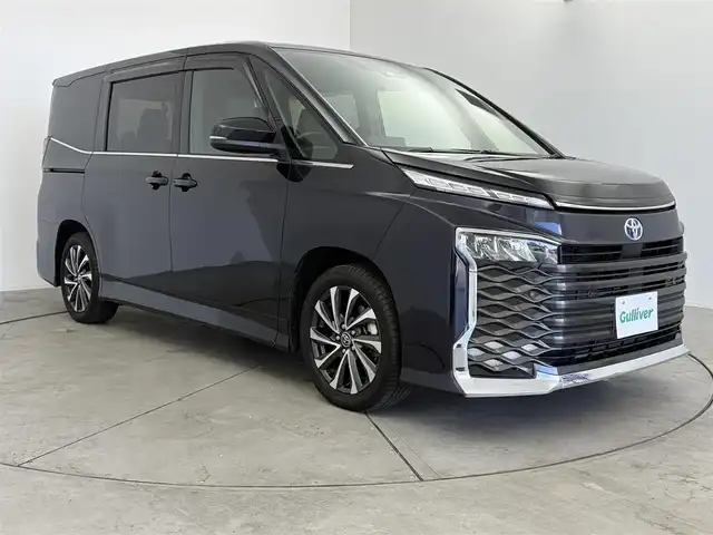 トヨタ ヴォクシー ハイブリッド S－Z 愛知県 2022(令4)年 2.4万km スパークリングブラックパールクリスタルシャイン トヨタセーフティーセンス/　・プリクラッシュセーフティー/　・レーントレーシングアシスト/　・レーダークルーズコントロール/　・オートマチックハイビーム/　・クリアランスソナー/TOYOTA快適利便パッケージhigh/　・パワースライドドア/　・パワーバックドア/　・セカンドシート シートヒーター/オットマン/　・ステアリングヒーター/アドバンストドライブ/純正ディスプレイオーディオ/　.ナビ/　・AM/　・FM/　・Bluetooth/　・フルセグTV/　・Applecarplay/AndroidAuto/DVDプレイヤー/前後ドライブレコーダー/パワーシート/ハーフレザーシート/純正１７インチAW