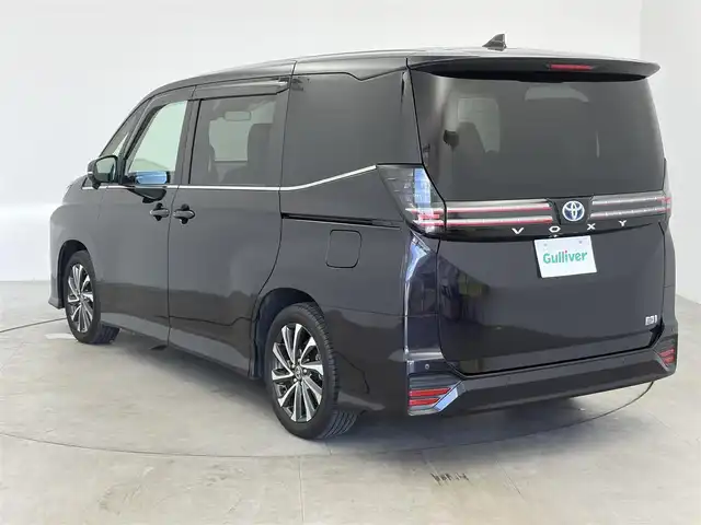 トヨタ ヴォクシー ハイブリッド S－Z 愛知県 2022(令4)年 2.4万km スパークリングブラックパールクリスタルシャイン トヨタセーフティーセンス/　・プリクラッシュセーフティー/　・レーントレーシングアシスト/　・レーダークルーズコントロール/　・オートマチックハイビーム/　・クリアランスソナー/TOYOTA快適利便パッケージhigh/　・パワースライドドア/　・パワーバックドア/　・セカンドシート シートヒーター/オットマン/　・ステアリングヒーター/アドバンストドライブ/純正ディスプレイオーディオ/　.ナビ/　・AM/　・FM/　・Bluetooth/　・フルセグTV/　・Applecarplay/AndroidAuto/DVDプレイヤー/前後ドライブレコーダー/パワーシート/ハーフレザーシート/純正１７インチAW