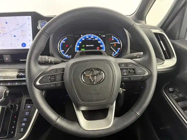 トヨタ ヴォクシー ハイブリッド S－Z 愛知県 2022(令4)年 2.4万km スパークリングブラックパールクリスタルシャイン トヨタセーフティーセンス/　・プリクラッシュセーフティー/　・レーントレーシングアシスト/　・レーダークルーズコントロール/　・オートマチックハイビーム/　・クリアランスソナー/TOYOTA快適利便パッケージhigh/　・パワースライドドア/　・パワーバックドア/　・セカンドシート シートヒーター/オットマン/　・ステアリングヒーター/アドバンストドライブ/純正ディスプレイオーディオ/　.ナビ/　・AM/　・FM/　・Bluetooth/　・フルセグTV/　・Applecarplay/AndroidAuto/DVDプレイヤー/前後ドライブレコーダー/パワーシート/ハーフレザーシート/純正１７インチAW