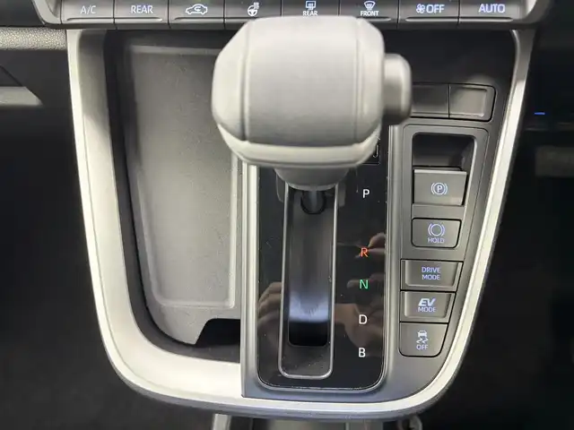 トヨタ ヴォクシー ハイブリッド S－Z 愛知県 2022(令4)年 2.4万km スパークリングブラックパールクリスタルシャイン トヨタセーフティーセンス/　・プリクラッシュセーフティー/　・レーントレーシングアシスト/　・レーダークルーズコントロール/　・オートマチックハイビーム/　・クリアランスソナー/TOYOTA快適利便パッケージhigh/　・パワースライドドア/　・パワーバックドア/　・セカンドシート シートヒーター/オットマン/　・ステアリングヒーター/アドバンストドライブ/純正ディスプレイオーディオ/　.ナビ/　・AM/　・FM/　・Bluetooth/　・フルセグTV/　・Applecarplay/AndroidAuto/DVDプレイヤー/前後ドライブレコーダー/パワーシート/ハーフレザーシート/純正１７インチAW