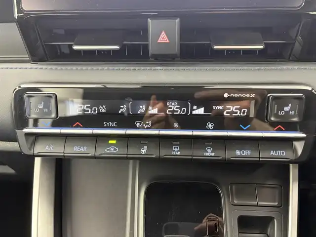 トヨタ ヴォクシー ハイブリッド S－Z 愛知県 2022(令4)年 2.4万km スパークリングブラックパールクリスタルシャイン トヨタセーフティーセンス/　・プリクラッシュセーフティー/　・レーントレーシングアシスト/　・レーダークルーズコントロール/　・オートマチックハイビーム/　・クリアランスソナー/TOYOTA快適利便パッケージhigh/　・パワースライドドア/　・パワーバックドア/　・セカンドシート シートヒーター/オットマン/　・ステアリングヒーター/アドバンストドライブ/純正ディスプレイオーディオ/　.ナビ/　・AM/　・FM/　・Bluetooth/　・フルセグTV/　・Applecarplay/AndroidAuto/DVDプレイヤー/前後ドライブレコーダー/パワーシート/ハーフレザーシート/純正１７インチAW