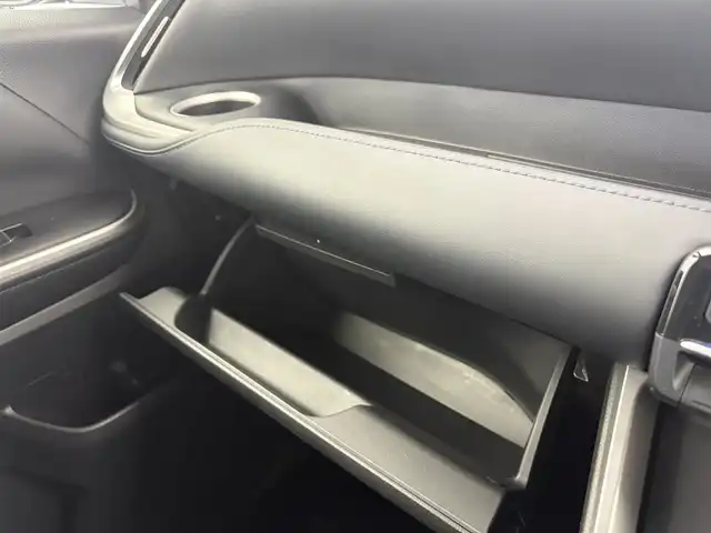 トヨタ ヴォクシー ハイブリッド S－Z 愛知県 2022(令4)年 2.4万km スパークリングブラックパールクリスタルシャイン トヨタセーフティーセンス/　・プリクラッシュセーフティー/　・レーントレーシングアシスト/　・レーダークルーズコントロール/　・オートマチックハイビーム/　・クリアランスソナー/TOYOTA快適利便パッケージhigh/　・パワースライドドア/　・パワーバックドア/　・セカンドシート シートヒーター/オットマン/　・ステアリングヒーター/アドバンストドライブ/純正ディスプレイオーディオ/　.ナビ/　・AM/　・FM/　・Bluetooth/　・フルセグTV/　・Applecarplay/AndroidAuto/DVDプレイヤー/前後ドライブレコーダー/パワーシート/ハーフレザーシート/純正１７インチAW