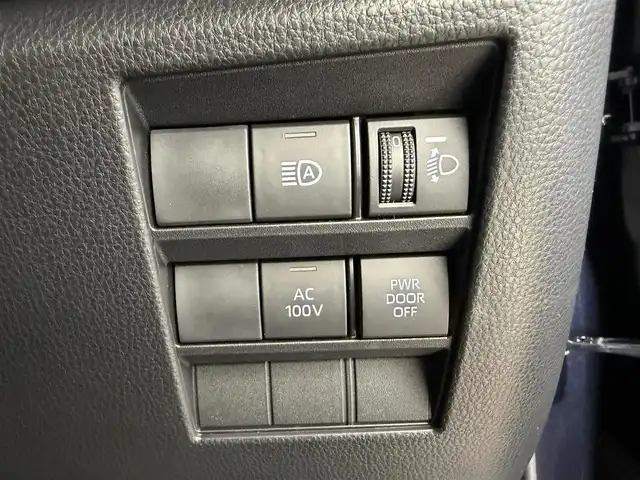 トヨタ ヴォクシー ハイブリッド S－Z 愛知県 2022(令4)年 2.4万km スパークリングブラックパールクリスタルシャイン トヨタセーフティーセンス/　・プリクラッシュセーフティー/　・レーントレーシングアシスト/　・レーダークルーズコントロール/　・オートマチックハイビーム/　・クリアランスソナー/TOYOTA快適利便パッケージhigh/　・パワースライドドア/　・パワーバックドア/　・セカンドシート シートヒーター/オットマン/　・ステアリングヒーター/アドバンストドライブ/純正ディスプレイオーディオ/　.ナビ/　・AM/　・FM/　・Bluetooth/　・フルセグTV/　・Applecarplay/AndroidAuto/DVDプレイヤー/前後ドライブレコーダー/パワーシート/ハーフレザーシート/純正１７インチAW