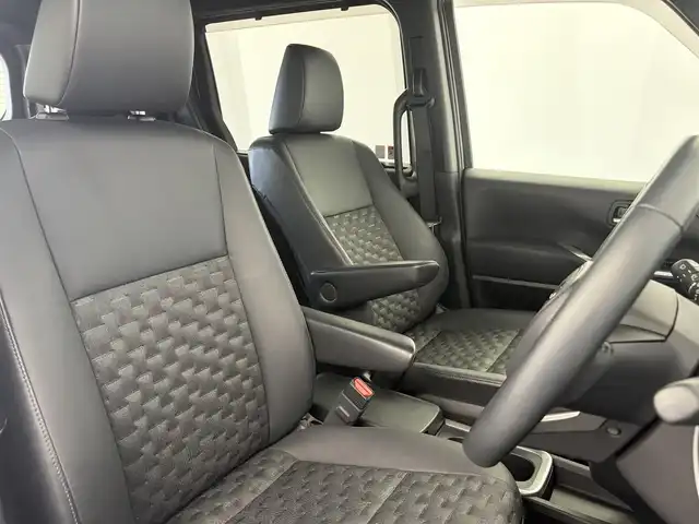 トヨタ ヴォクシー ハイブリッド S－Z 愛知県 2022(令4)年 2.4万km スパークリングブラックパールクリスタルシャイン トヨタセーフティーセンス/　・プリクラッシュセーフティー/　・レーントレーシングアシスト/　・レーダークルーズコントロール/　・オートマチックハイビーム/　・クリアランスソナー/TOYOTA快適利便パッケージhigh/　・パワースライドドア/　・パワーバックドア/　・セカンドシート シートヒーター/オットマン/　・ステアリングヒーター/アドバンストドライブ/純正ディスプレイオーディオ/　.ナビ/　・AM/　・FM/　・Bluetooth/　・フルセグTV/　・Applecarplay/AndroidAuto/DVDプレイヤー/前後ドライブレコーダー/パワーシート/ハーフレザーシート/純正１７インチAW