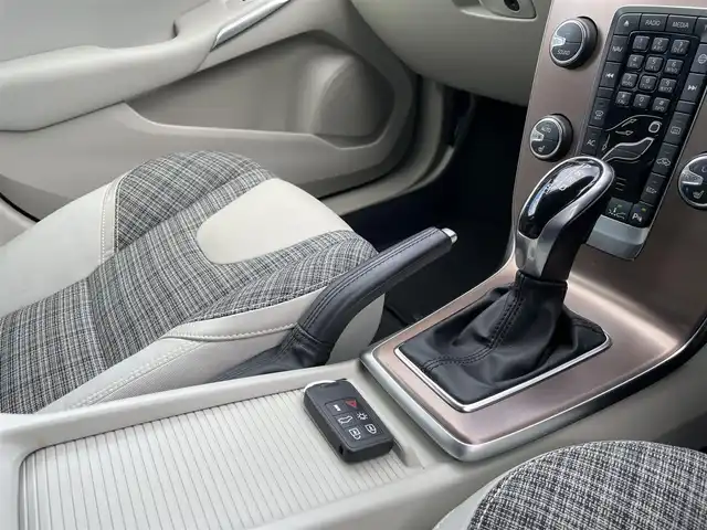 ボルボ Ｖ４０ クロスカントリー D4 モメンタム 栃木県 2019(平31)年 6万km デニムブルーメタリック スマートキー/プッシュスタート/ナビ/フルセグTV/バックカメラ/ETC/LEDヘッドライト/オートライト/D席パワーシート/シートヒーター/ACC/BLIS/リアソナー