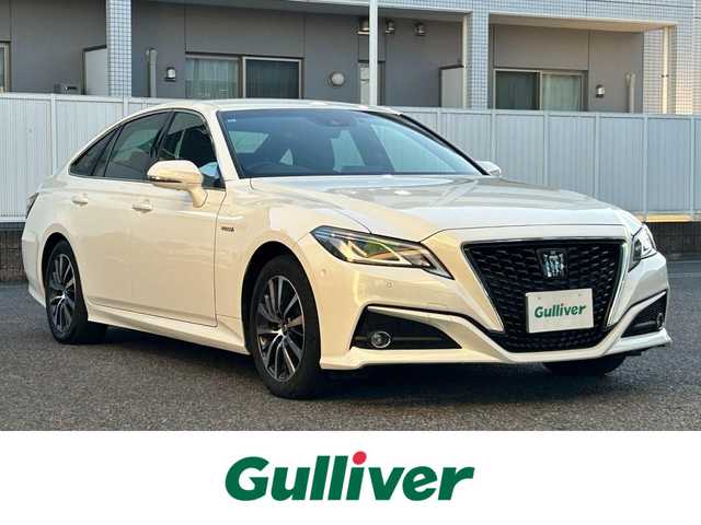 トヨタ クラウン ハイブリッド S Cパッケージ 愛知県 2019(令1)年 1.9万km ホワイトパールクリスタルシャイン メーカー8インチナビ（フルセグ、CD、DVD、AM、FM、BTオーディオ）/バックカメラ/全周囲カメラ/フロントカメラ/サイドカメラ/ドライブレコーダー/ヘッドアップディスプレイ/ビルトインETC/追従クルーズコントロール/衝突軽減/レーンキープアシスト/電動パーキング/オートブレーキホールド/ロードサインアシスト/リアクロストラフィックアラート/ブラインドスポットモニター/前後コーナーセンサー/LEDヘッドライト/オートライト/オートマチックハイビーム/電動チルトステアリング/ステアリングリモコン/パドルシフト/ステアリングヒーター/レザーシート/前席パワーシート/シートヒーター/エアーシート/電動格納ドアミラー/純正フロアマット/保証書/取扱説明書