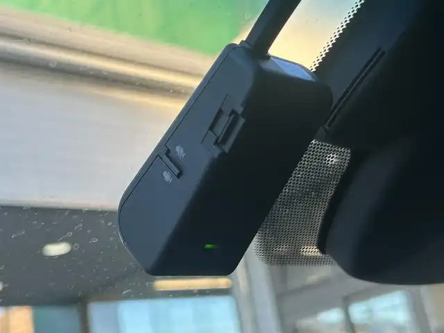 トヨタ クラウン ハイブリッド S Cパッケージ 愛知県 2019(令1)年 1.9万km ホワイトパールクリスタルシャイン メーカー8インチナビ（フルセグ、CD、DVD、AM、FM、BTオーディオ）/バックカメラ/全周囲カメラ/フロントカメラ/サイドカメラ/ドライブレコーダー/ヘッドアップディスプレイ/ビルトインETC/追従クルーズコントロール/衝突軽減/レーンキープアシスト/電動パーキング/オートブレーキホールド/ロードサインアシスト/リアクロストラフィックアラート/ブラインドスポットモニター/前後コーナーセンサー/LEDヘッドライト/オートライト/オートマチックハイビーム/電動チルトステアリング/ステアリングリモコン/パドルシフト/ステアリングヒーター/レザーシート/前席パワーシート/シートヒーター/エアーシート/電動格納ドアミラー/純正フロアマット/保証書/取扱説明書