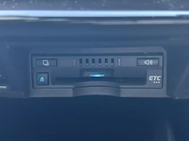 トヨタ クラウン ハイブリッド S Cパッケージ 愛知県 2019(令1)年 1.9万km ホワイトパールクリスタルシャイン メーカー8インチナビ（フルセグ、CD、DVD、AM、FM、BTオーディオ）/バックカメラ/全周囲カメラ/フロントカメラ/サイドカメラ/ドライブレコーダー/ヘッドアップディスプレイ/ビルトインETC/追従クルーズコントロール/衝突軽減/レーンキープアシスト/電動パーキング/オートブレーキホールド/ロードサインアシスト/リアクロストラフィックアラート/ブラインドスポットモニター/前後コーナーセンサー/LEDヘッドライト/オートライト/オートマチックハイビーム/電動チルトステアリング/ステアリングリモコン/パドルシフト/ステアリングヒーター/レザーシート/前席パワーシート/シートヒーター/エアーシート/電動格納ドアミラー/純正フロアマット/保証書/取扱説明書