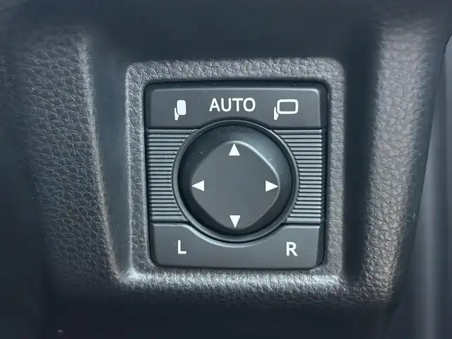 トヨタ クラウン ハイブリッド S Cパッケージ 愛知県 2019(令1)年 1.9万km ホワイトパールクリスタルシャイン メーカー8インチナビ（フルセグ、CD、DVD、AM、FM、BTオーディオ）/バックカメラ/全周囲カメラ/フロントカメラ/サイドカメラ/ドライブレコーダー/ヘッドアップディスプレイ/ビルトインETC/追従クルーズコントロール/衝突軽減/レーンキープアシスト/電動パーキング/オートブレーキホールド/ロードサインアシスト/リアクロストラフィックアラート/ブラインドスポットモニター/前後コーナーセンサー/LEDヘッドライト/オートライト/オートマチックハイビーム/電動チルトステアリング/ステアリングリモコン/パドルシフト/ステアリングヒーター/レザーシート/前席パワーシート/シートヒーター/エアーシート/電動格納ドアミラー/純正フロアマット/保証書/取扱説明書