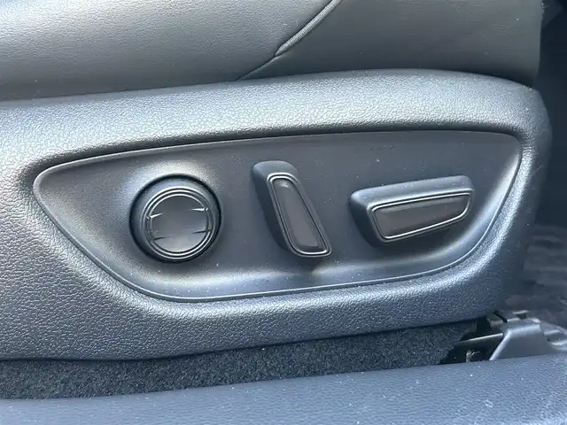 トヨタ クラウン ハイブリッド S Cパッケージ 愛知県 2019(令1)年 1.9万km ホワイトパールクリスタルシャイン メーカー8インチナビ（フルセグ、CD、DVD、AM、FM、BTオーディオ）/バックカメラ/全周囲カメラ/フロントカメラ/サイドカメラ/ドライブレコーダー/ヘッドアップディスプレイ/ビルトインETC/追従クルーズコントロール/衝突軽減/レーンキープアシスト/電動パーキング/オートブレーキホールド/ロードサインアシスト/リアクロストラフィックアラート/ブラインドスポットモニター/前後コーナーセンサー/LEDヘッドライト/オートライト/オートマチックハイビーム/電動チルトステアリング/ステアリングリモコン/パドルシフト/ステアリングヒーター/レザーシート/前席パワーシート/シートヒーター/エアーシート/電動格納ドアミラー/純正フロアマット/保証書/取扱説明書