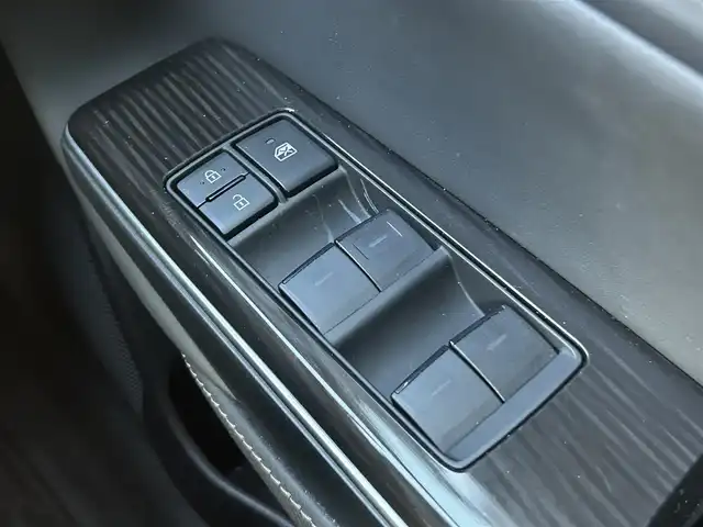 トヨタ クラウン ハイブリッド S Cパッケージ 愛知県 2019(令1)年 1.9万km ホワイトパールクリスタルシャイン メーカー8インチナビ（フルセグ、CD、DVD、AM、FM、BTオーディオ）/バックカメラ/全周囲カメラ/フロントカメラ/サイドカメラ/ドライブレコーダー/ヘッドアップディスプレイ/ビルトインETC/追従クルーズコントロール/衝突軽減/レーンキープアシスト/電動パーキング/オートブレーキホールド/ロードサインアシスト/リアクロストラフィックアラート/ブラインドスポットモニター/前後コーナーセンサー/LEDヘッドライト/オートライト/オートマチックハイビーム/電動チルトステアリング/ステアリングリモコン/パドルシフト/ステアリングヒーター/レザーシート/前席パワーシート/シートヒーター/エアーシート/電動格納ドアミラー/純正フロアマット/保証書/取扱説明書