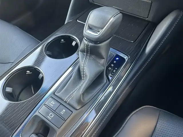 トヨタ クラウン ハイブリッド S Cパッケージ 愛知県 2019(令1)年 1.9万km ホワイトパールクリスタルシャイン メーカー8インチナビ（フルセグ、CD、DVD、AM、FM、BTオーディオ）/バックカメラ/全周囲カメラ/フロントカメラ/サイドカメラ/ドライブレコーダー/ヘッドアップディスプレイ/ビルトインETC/追従クルーズコントロール/衝突軽減/レーンキープアシスト/電動パーキング/オートブレーキホールド/ロードサインアシスト/リアクロストラフィックアラート/ブラインドスポットモニター/前後コーナーセンサー/LEDヘッドライト/オートライト/オートマチックハイビーム/電動チルトステアリング/ステアリングリモコン/パドルシフト/ステアリングヒーター/レザーシート/前席パワーシート/シートヒーター/エアーシート/電動格納ドアミラー/純正フロアマット/保証書/取扱説明書