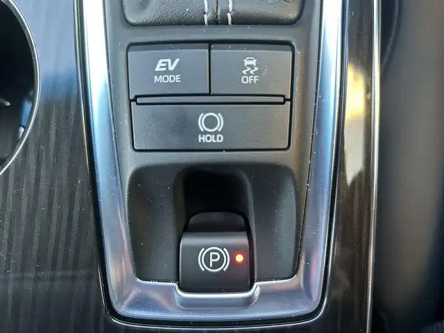 トヨタ クラウン ハイブリッド S Cパッケージ 愛知県 2019(令1)年 1.9万km ホワイトパールクリスタルシャイン メーカー8インチナビ（フルセグ、CD、DVD、AM、FM、BTオーディオ）/バックカメラ/全周囲カメラ/フロントカメラ/サイドカメラ/ドライブレコーダー/ヘッドアップディスプレイ/ビルトインETC/追従クルーズコントロール/衝突軽減/レーンキープアシスト/電動パーキング/オートブレーキホールド/ロードサインアシスト/リアクロストラフィックアラート/ブラインドスポットモニター/前後コーナーセンサー/LEDヘッドライト/オートライト/オートマチックハイビーム/電動チルトステアリング/ステアリングリモコン/パドルシフト/ステアリングヒーター/レザーシート/前席パワーシート/シートヒーター/エアーシート/電動格納ドアミラー/純正フロアマット/保証書/取扱説明書