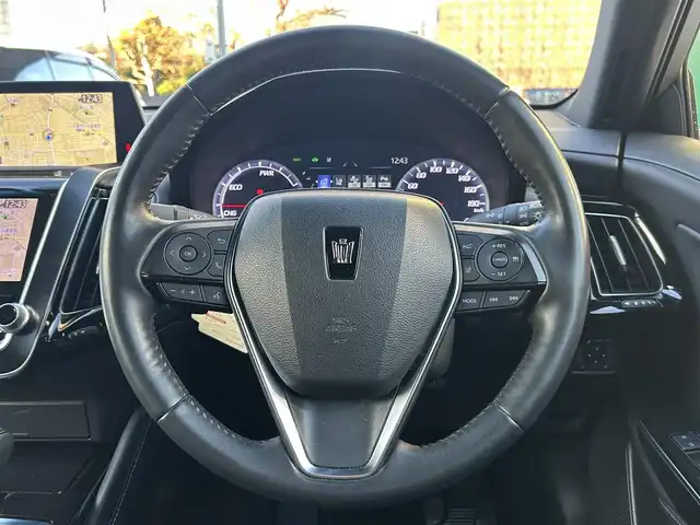 トヨタ クラウン ハイブリッド S Cパッケージ 愛知県 2019(令1)年 1.9万km ホワイトパールクリスタルシャイン メーカー8インチナビ（フルセグ、CD、DVD、AM、FM、BTオーディオ）/バックカメラ/全周囲カメラ/フロントカメラ/サイドカメラ/ドライブレコーダー/ヘッドアップディスプレイ/ビルトインETC/追従クルーズコントロール/衝突軽減/レーンキープアシスト/電動パーキング/オートブレーキホールド/ロードサインアシスト/リアクロストラフィックアラート/ブラインドスポットモニター/前後コーナーセンサー/LEDヘッドライト/オートライト/オートマチックハイビーム/電動チルトステアリング/ステアリングリモコン/パドルシフト/ステアリングヒーター/レザーシート/前席パワーシート/シートヒーター/エアーシート/電動格納ドアミラー/純正フロアマット/保証書/取扱説明書