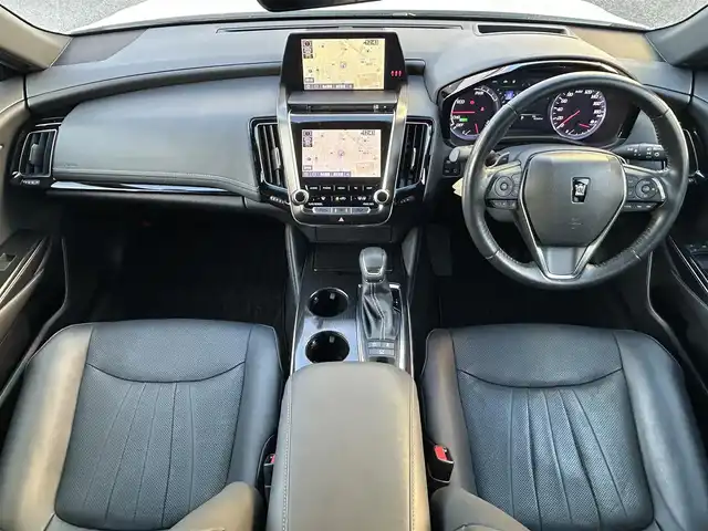 トヨタ クラウン ハイブリッド S Cパッケージ 愛知県 2019(令1)年 1.9万km ホワイトパールクリスタルシャイン メーカー8インチナビ（フルセグ、CD、DVD、AM、FM、BTオーディオ）/バックカメラ/全周囲カメラ/フロントカメラ/サイドカメラ/ドライブレコーダー/ヘッドアップディスプレイ/ビルトインETC/追従クルーズコントロール/衝突軽減/レーンキープアシスト/電動パーキング/オートブレーキホールド/ロードサインアシスト/リアクロストラフィックアラート/ブラインドスポットモニター/前後コーナーセンサー/LEDヘッドライト/オートライト/オートマチックハイビーム/電動チルトステアリング/ステアリングリモコン/パドルシフト/ステアリングヒーター/レザーシート/前席パワーシート/シートヒーター/エアーシート/電動格納ドアミラー/純正フロアマット/保証書/取扱説明書