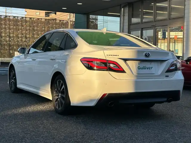 トヨタ クラウン ハイブリッド S Cパッケージ 愛知県 2019(令1)年 1.9万km ホワイトパールクリスタルシャイン メーカー8インチナビ（フルセグ、CD、DVD、AM、FM、BTオーディオ）/バックカメラ/全周囲カメラ/フロントカメラ/サイドカメラ/ドライブレコーダー/ヘッドアップディスプレイ/ビルトインETC/追従クルーズコントロール/衝突軽減/レーンキープアシスト/電動パーキング/オートブレーキホールド/ロードサインアシスト/リアクロストラフィックアラート/ブラインドスポットモニター/前後コーナーセンサー/LEDヘッドライト/オートライト/オートマチックハイビーム/電動チルトステアリング/ステアリングリモコン/パドルシフト/ステアリングヒーター/レザーシート/前席パワーシート/シートヒーター/エアーシート/電動格納ドアミラー/純正フロアマット/保証書/取扱説明書