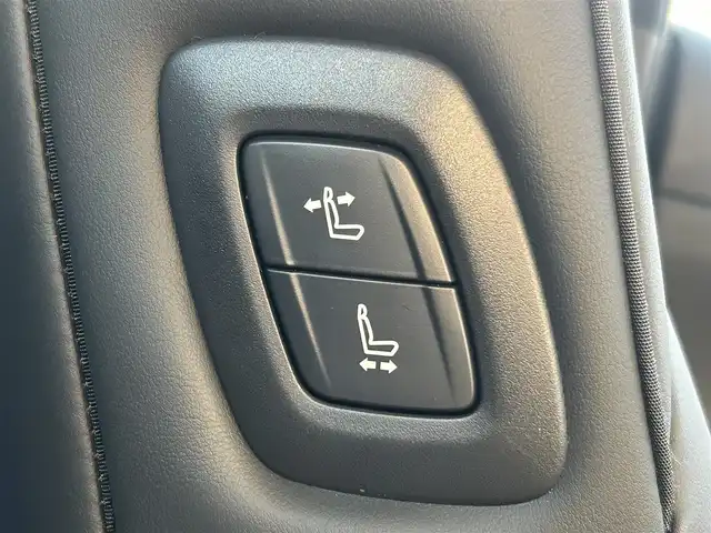 トヨタ クラウン ハイブリッド S Cパッケージ 愛知県 2019(令1)年 1.9万km ホワイトパールクリスタルシャイン メーカー8インチナビ（フルセグ、CD、DVD、AM、FM、BTオーディオ）/バックカメラ/全周囲カメラ/フロントカメラ/サイドカメラ/ドライブレコーダー/ヘッドアップディスプレイ/ビルトインETC/追従クルーズコントロール/衝突軽減/レーンキープアシスト/電動パーキング/オートブレーキホールド/ロードサインアシスト/リアクロストラフィックアラート/ブラインドスポットモニター/前後コーナーセンサー/LEDヘッドライト/オートライト/オートマチックハイビーム/電動チルトステアリング/ステアリングリモコン/パドルシフト/ステアリングヒーター/レザーシート/前席パワーシート/シートヒーター/エアーシート/電動格納ドアミラー/純正フロアマット/保証書/取扱説明書