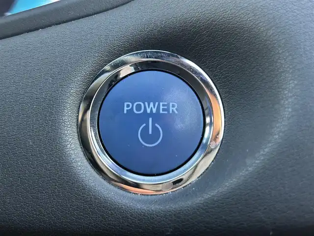 トヨタ クラウン ハイブリッド S Cパッケージ 愛知県 2019(令1)年 1.9万km ホワイトパールクリスタルシャイン メーカー8インチナビ（フルセグ、CD、DVD、AM、FM、BTオーディオ）/バックカメラ/全周囲カメラ/フロントカメラ/サイドカメラ/ドライブレコーダー/ヘッドアップディスプレイ/ビルトインETC/追従クルーズコントロール/衝突軽減/レーンキープアシスト/電動パーキング/オートブレーキホールド/ロードサインアシスト/リアクロストラフィックアラート/ブラインドスポットモニター/前後コーナーセンサー/LEDヘッドライト/オートライト/オートマチックハイビーム/電動チルトステアリング/ステアリングリモコン/パドルシフト/ステアリングヒーター/レザーシート/前席パワーシート/シートヒーター/エアーシート/電動格納ドアミラー/純正フロアマット/保証書/取扱説明書