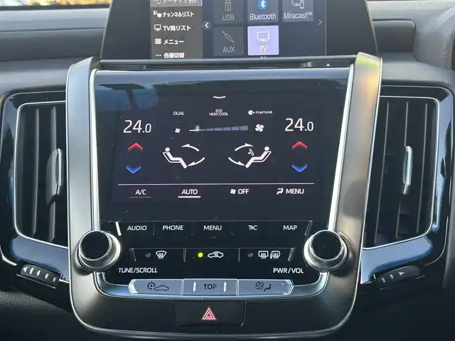 トヨタ クラウン ハイブリッド S Cパッケージ 愛知県 2019(令1)年 1.9万km ホワイトパールクリスタルシャイン メーカー8インチナビ（フルセグ、CD、DVD、AM、FM、BTオーディオ）/バックカメラ/全周囲カメラ/フロントカメラ/サイドカメラ/ドライブレコーダー/ヘッドアップディスプレイ/ビルトインETC/追従クルーズコントロール/衝突軽減/レーンキープアシスト/電動パーキング/オートブレーキホールド/ロードサインアシスト/リアクロストラフィックアラート/ブラインドスポットモニター/前後コーナーセンサー/LEDヘッドライト/オートライト/オートマチックハイビーム/電動チルトステアリング/ステアリングリモコン/パドルシフト/ステアリングヒーター/レザーシート/前席パワーシート/シートヒーター/エアーシート/電動格納ドアミラー/純正フロアマット/保証書/取扱説明書