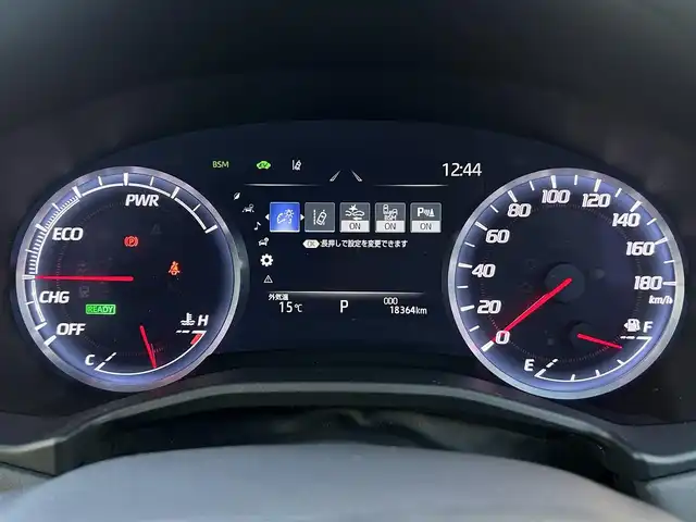 トヨタ クラウン ハイブリッド S Cパッケージ 愛知県 2019(令1)年 1.9万km ホワイトパールクリスタルシャイン メーカー8インチナビ（フルセグ、CD、DVD、AM、FM、BTオーディオ）/バックカメラ/全周囲カメラ/フロントカメラ/サイドカメラ/ドライブレコーダー/ヘッドアップディスプレイ/ビルトインETC/追従クルーズコントロール/衝突軽減/レーンキープアシスト/電動パーキング/オートブレーキホールド/ロードサインアシスト/リアクロストラフィックアラート/ブラインドスポットモニター/前後コーナーセンサー/LEDヘッドライト/オートライト/オートマチックハイビーム/電動チルトステアリング/ステアリングリモコン/パドルシフト/ステアリングヒーター/レザーシート/前席パワーシート/シートヒーター/エアーシート/電動格納ドアミラー/純正フロアマット/保証書/取扱説明書