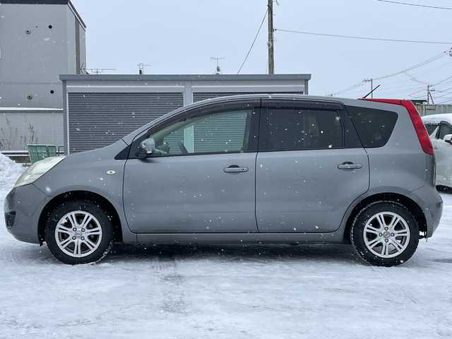 日産 ノート 15X 道央・札幌 2009(平21)年 17万km ブリリアントシルバー ワンオーナー/純正オーディオ/AM/FM/CD/スマートキー/ハロゲンヘッドライト/ヘッドライトレベライザー/電動格納ミラー/社外フロアマット/ドアバイザー/スペアキー/夏タイヤ積込（ゴムのみ）/175/165/R14/2019年/山4mm