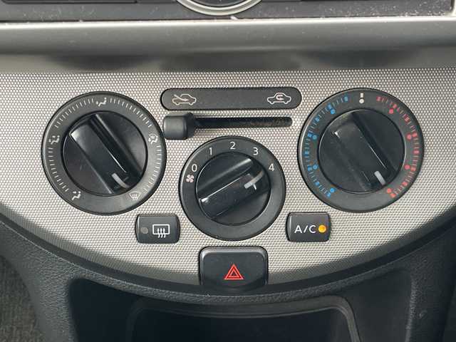 日産 ノート 15X 道央・札幌 2009(平21)年 17万km ブリリアントシルバー ワンオーナー/純正オーディオ/AM/FM/CD/スマートキー/ハロゲンヘッドライト/ヘッドライトレベライザー/電動格納ミラー/社外フロアマット/ドアバイザー/スペアキー/夏タイヤ積込（ゴムのみ）/175/165/R14/2019年/山4mm