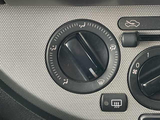 日産 ノート 15X 道央・札幌 2009(平21)年 17万km ブリリアントシルバー ワンオーナー/純正オーディオ/AM/FM/CD/スマートキー/ハロゲンヘッドライト/ヘッドライトレベライザー/電動格納ミラー/社外フロアマット/ドアバイザー/スペアキー/夏タイヤ積込（ゴムのみ）/175/165/R14/2019年/山4mm