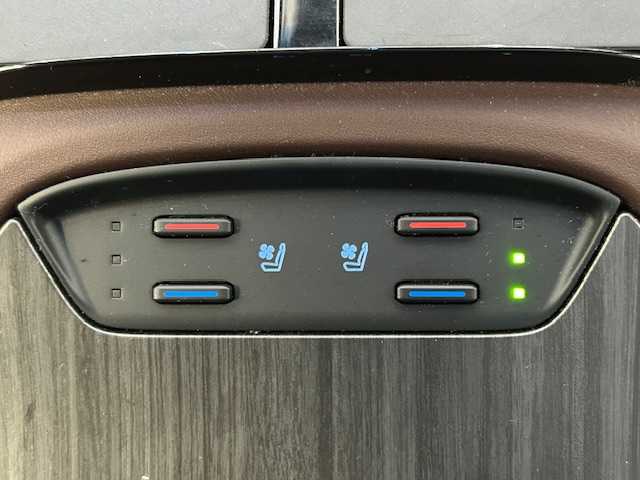 トヨタ ハリアー ハイブリッド Z レザーパッケージ 宮城県 2021(令3)年 8.4万km ホワイトパールクリスタルシャイン トヨタセーフティセンス/・プリクラッシュセーフティ/・低速時加速抑制機能/・プロアクティブドライビングアシスト/・ロードサインアシスト/・発進遅れ告知機能/・車線変更時補助/・先々行車検知/・カーブ速度抑制機能/・レーントレーシングアシスト/・レーンデバーチャーアラート/・ドライバー異常時対応システム/・アダプティブハイビームシステム/・ドライブスタートコントロール/・パーキングサポートブレーキ/純正SDナビ/バックカメラ/コーナーセンサー/レーダークルーズコントロール/ブラインドスポットモニター/デジタルインナーミラー/ドライブレコーダー/LEDヘッドライト/オートライト/オートマチックハイビーム/ステアリングヒーター/パワーシート/シートメモリー/ヒートシーター/エアシート/ETC2.0/純正アルミホイール/純正フロアマット