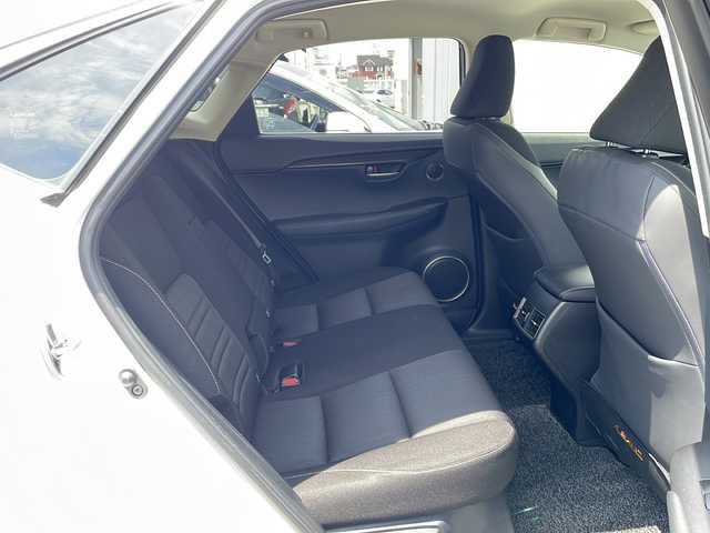 レクサス ＮＸ 300h 三重県 2015(平27)年 9.7万km ソニッククォーツ 純正SDナビ/バックカメラ/ETC/革巻きステアリング/パワーバックドア/サイドカメラ/クルーズコントロール/LEDヘッドライト/パドルシフト/ヘッドライトウォッシャー