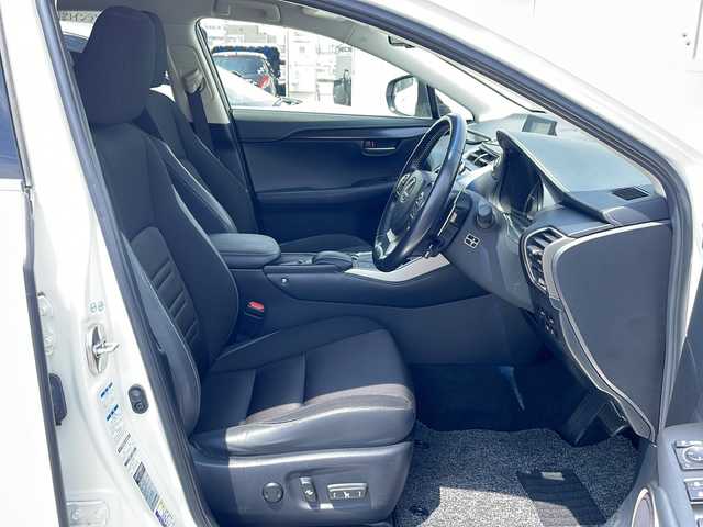 レクサス ＮＸ 300h 三重県 2015(平27)年 9.7万km ソニッククォーツ 純正SDナビ/バックカメラ/ETC/革巻きステアリング/パワーバックドア/サイドカメラ/クルーズコントロール/LEDヘッドライト/パドルシフト/ヘッドライトウォッシャー