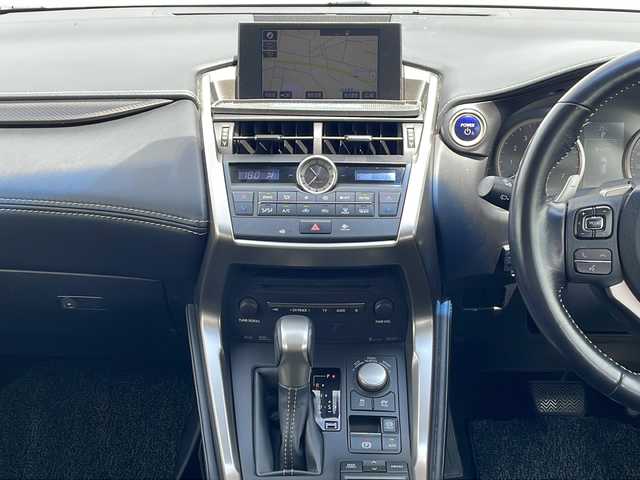 レクサス ＮＸ 300h 三重県 2015(平27)年 9.7万km ソニッククォーツ 純正SDナビ/バックカメラ/ETC/革巻きステアリング/パワーバックドア/サイドカメラ/クルーズコントロール/LEDヘッドライト/パドルシフト/ヘッドライトウォッシャー