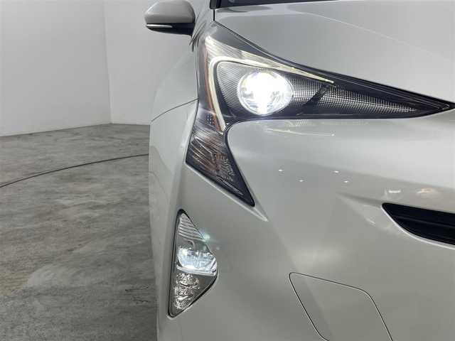 トヨタ プリウス S ツーリングセレクション 福島県 2016(平28)年 4.4万km ホワイトパールクリスタルシャイン トヨタセーフティセンス/・プリクラッシュブレーキ/・レーンキープアシスト/・レーダークルーズコントロール/・オートハイビーム/純正SDナビ/・型番：NSZN-W64T/・AM/FM/CD/DVD/BT/フルセグTV/・バックカメラ/・ETC/プッシュスタート/・スマートキー/革巻きステアリング/・ステアリングスイッチ/・チルト式ステアリング/レザーシート/・シートヒーター/LEDヘッドライト/・オートライト/・フォグランプ/純正アルミホイール/純正フロアマット