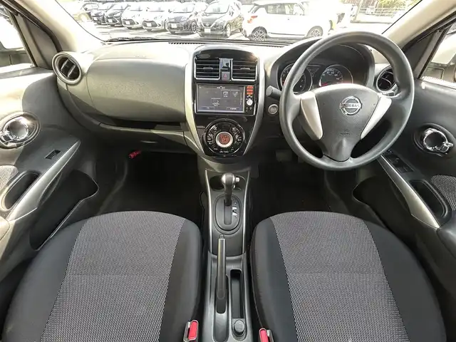 日産 ラティオ G 愛媛県 2015(平27)年 1.7万km ブリリアントホワイトパール 純正7型ナビ/アイドリングストップ/クリアランスソナー/純正フロアマット/プッシュスタート/ヘッドライトレベライザー/純正ドアバイザー/電格ミラー/シガーソケット/純正ホイールキャップ/スペアキー/現状サマー(鉄)(175/70/R14)/YOKOHAMA BluEarth EsEs32